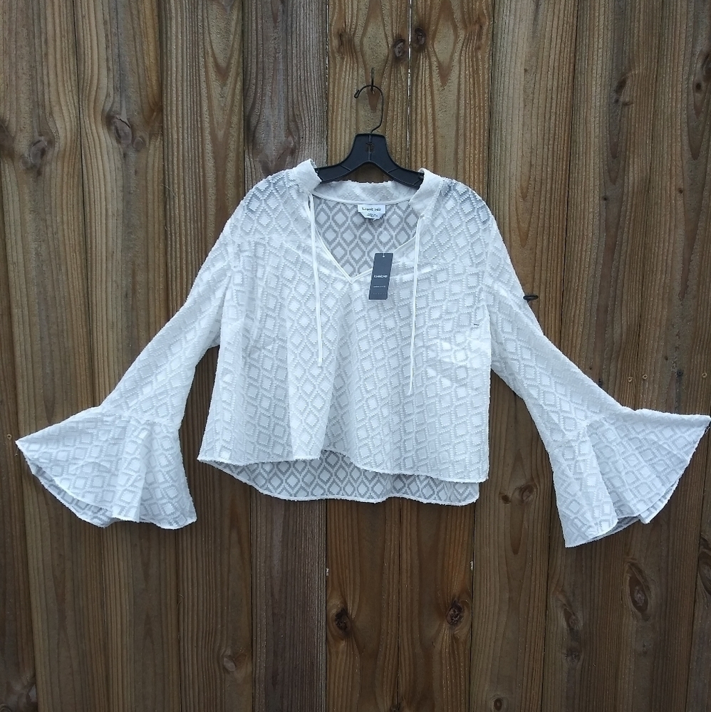 "nwt -RARE" - BEBE - Woven Wide Sleeve Flutter Top